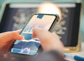 Inversor verificando el proceso transparente de retirada y transferencia de fondos